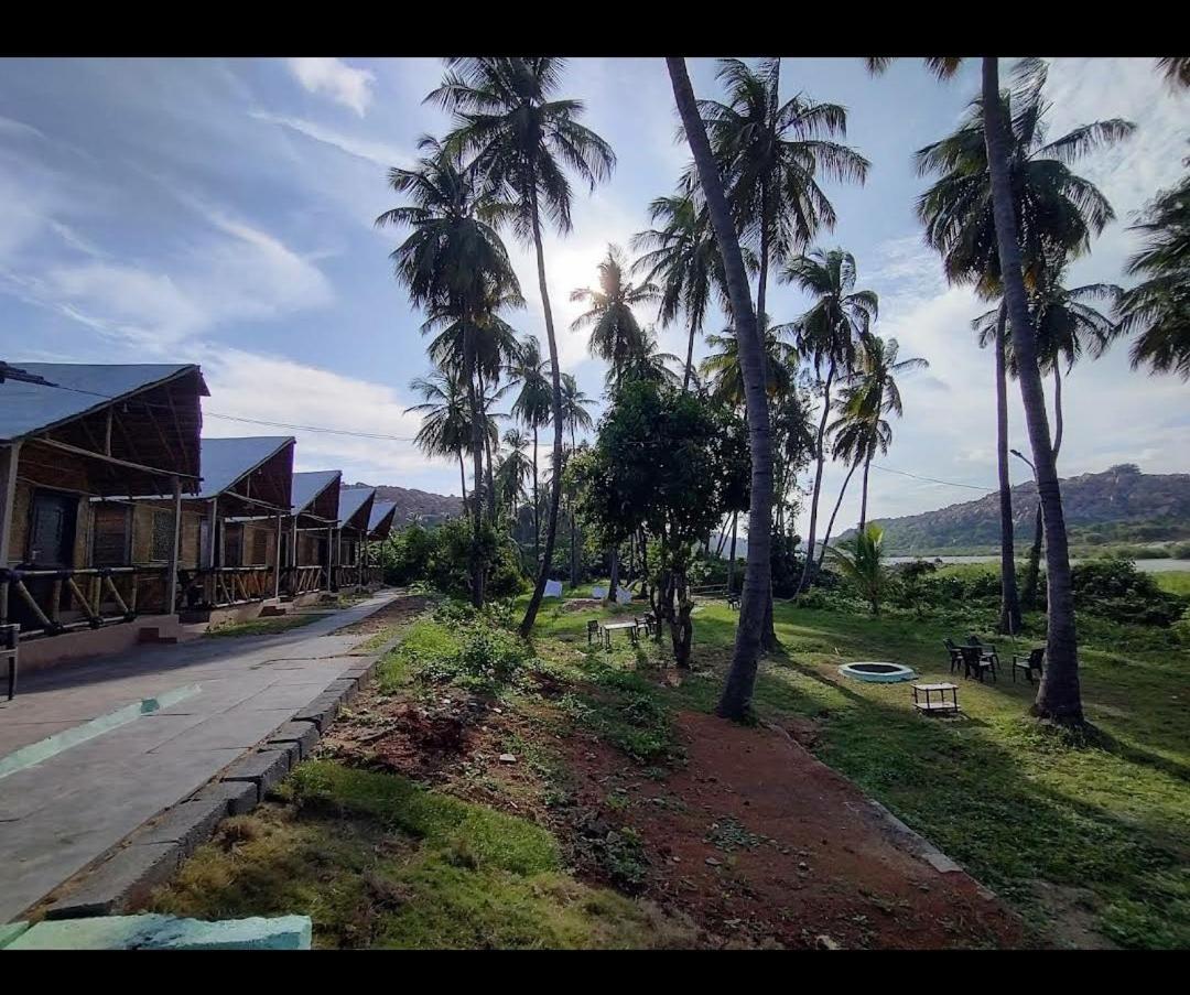 River Bay Hampi Hotel Buitenkant foto